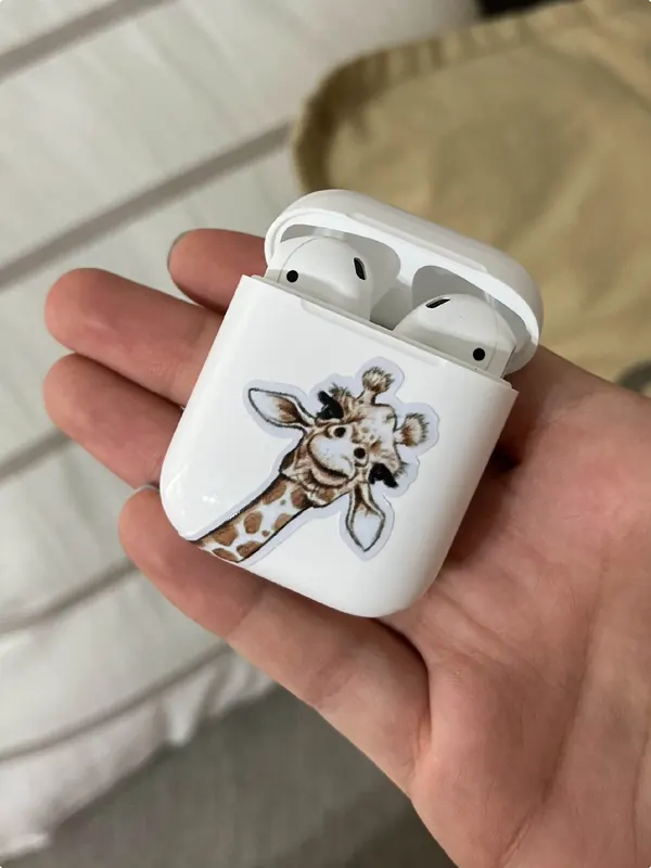 Estuche de AirPods con sticker de jirafa