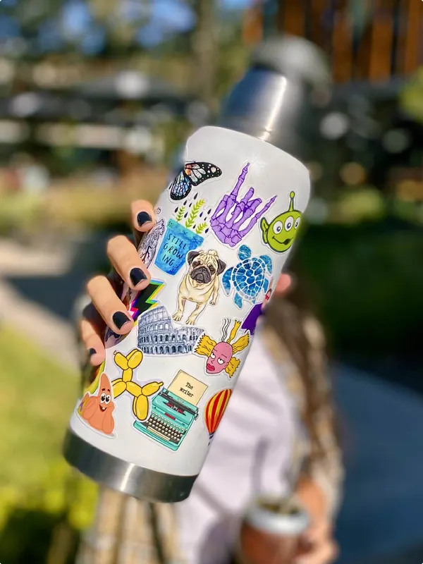 Botella térmica cubierta de stickers