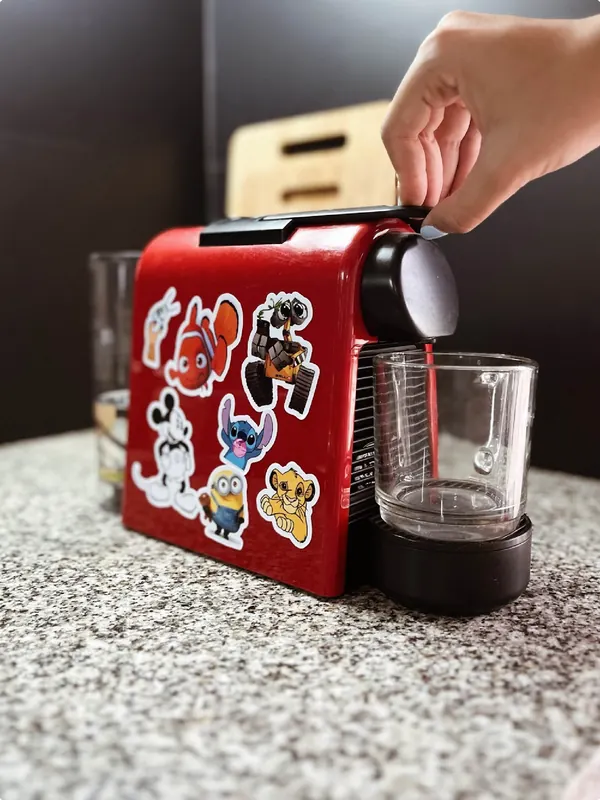 Cafetera roja con stickers de dibujos animados