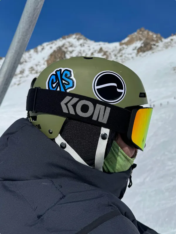Casco de ski con stickers