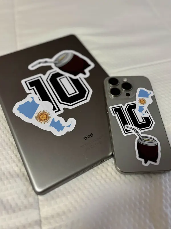 Celular y tablet con stickers argentinos del 10 y el mate