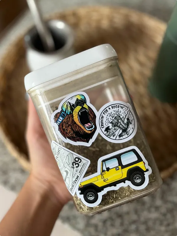Frasco de yerba con stickers de oso y jeep