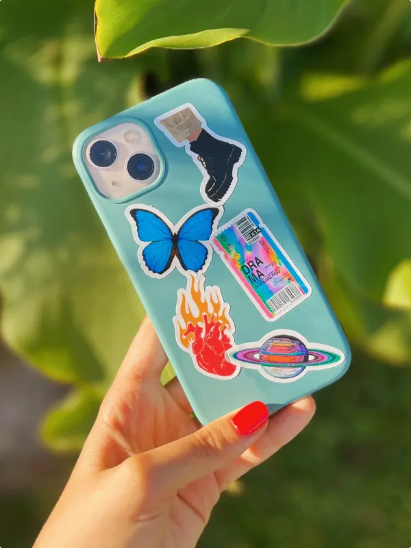 Funda de celular con stickers de mariposa y corazón en llamas