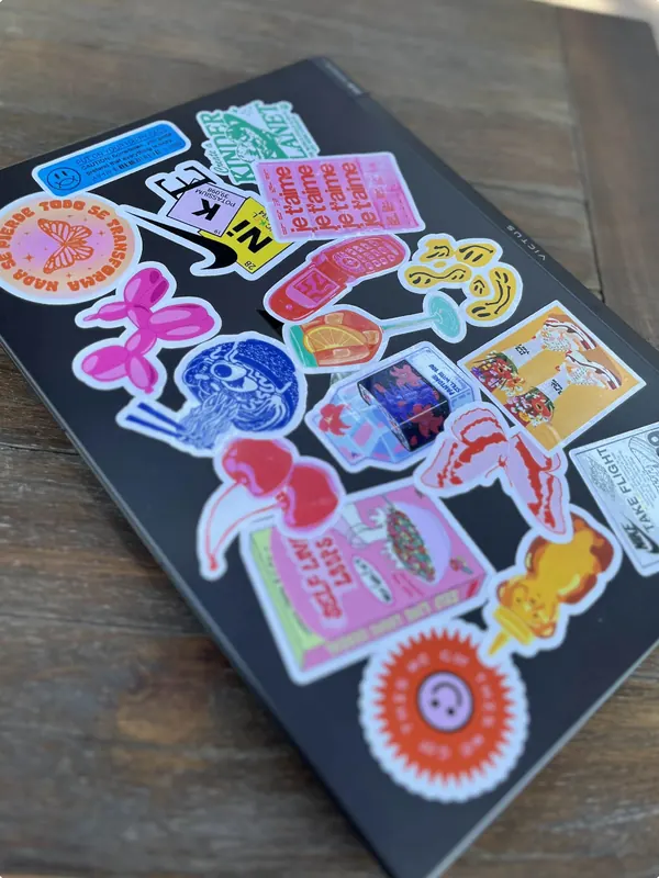 Notebook negra con stickers ilustrados