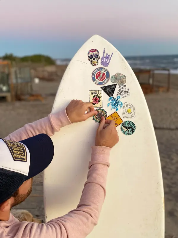 Pegando stickers en una tabla de surf