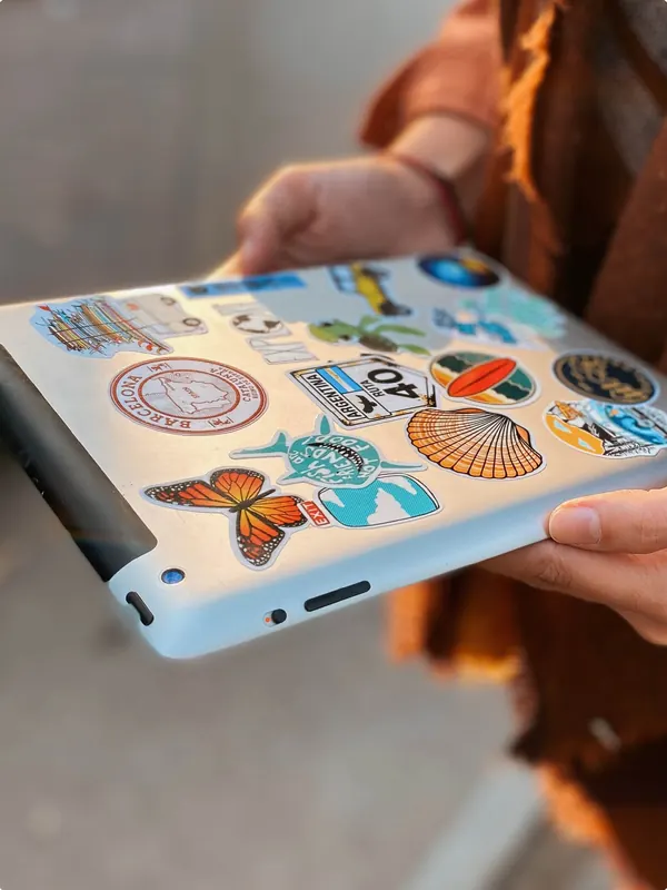 Tablet con stickers de viajes