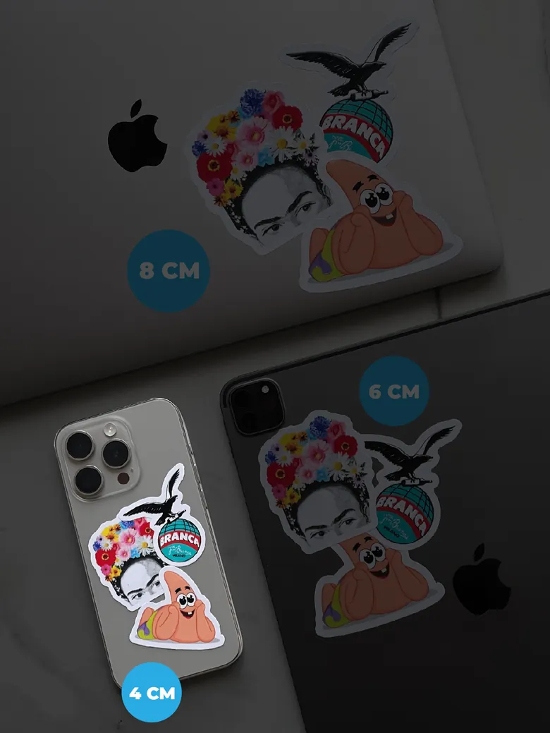 Sticker de 4 cm pegado en un celular