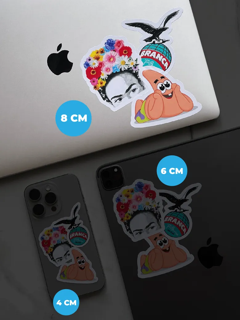 Sticker de 8 cm pegado en una notebook