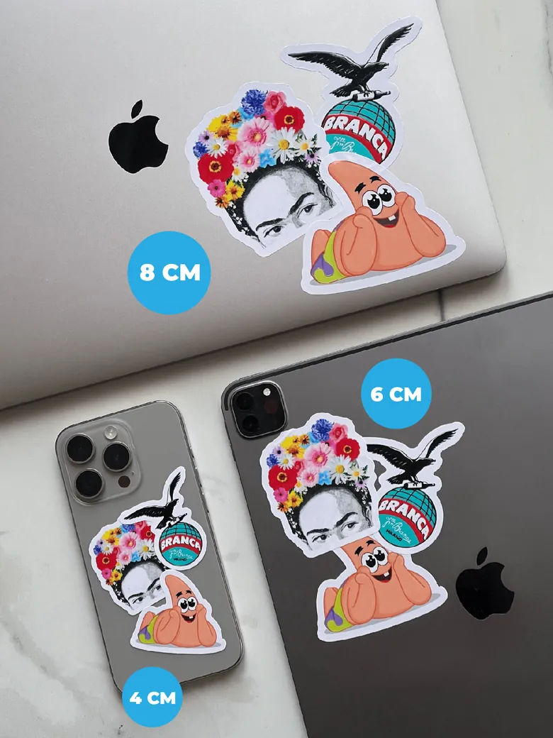 Stickers de 4, 6 y 8 cm pegados en un celular, una tablet y una notebook